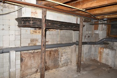 <p>De achterste kelder werd gebruikt als keuken, de brede hangboezem van de schouw in combinatie met de volledig betegelde wanden getuigd nog van deze vroegere functie.</p>
